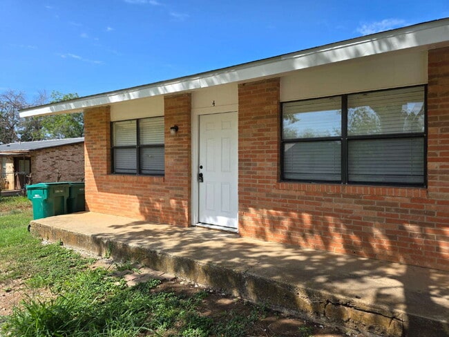212 Simmons Ave in Jourdanton, TX - Building Photo - Building Photo