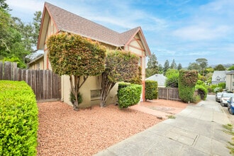 733 Grosvenor Pl in Oakland, CA - Building Photo - Building Photo