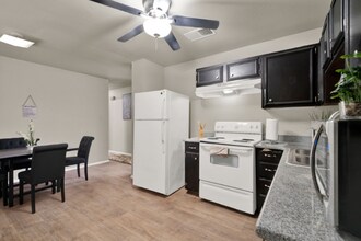 313 Deborah Dr in Converse, TX - Foto de edificio - Building Photo