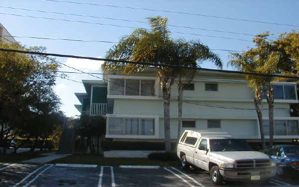 9880 W Bay Harbor Dr in Bay Harbor Islands, FL - Foto de edificio - Building Photo