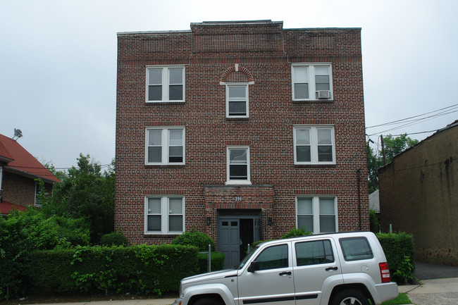 396 Main St in White Plains, NY - Foto de edificio - Building Photo