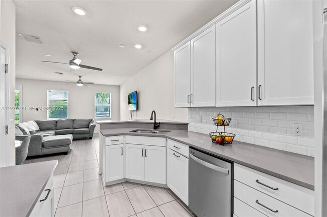 1190 Eucalyptus Dr in Hollywood, FL - Building Photo - Building Photo