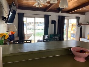 11618 N Island Cove Ln in Portland, OR - Building Photo - Building Photo