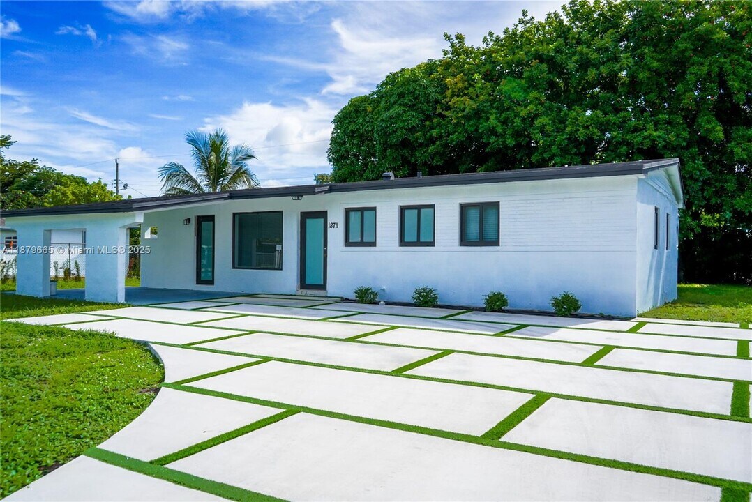 18711 NW 32 Ct in Miami Gardens, FL - Foto de edificio