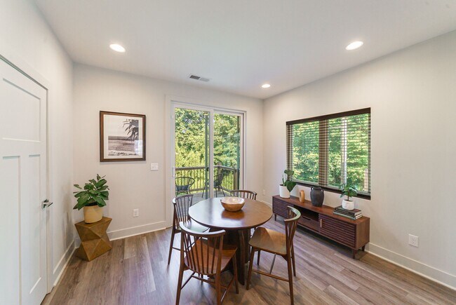 7318 Swans Run Rd in Charlotte, NC - Foto de edificio - Building Photo
