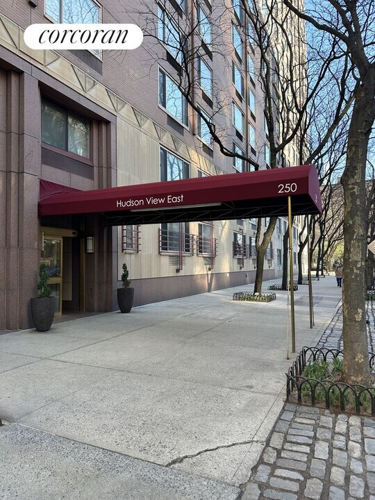 250 S End Ave in New York, NY - Building Photo