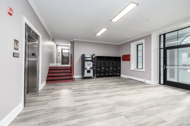 Commodore Apartments in Syracuse, NY - Foto de edificio - Lobby