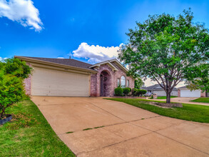 2400 Nogales Dr in Fort Worth, TX - Foto de edificio - Building Photo