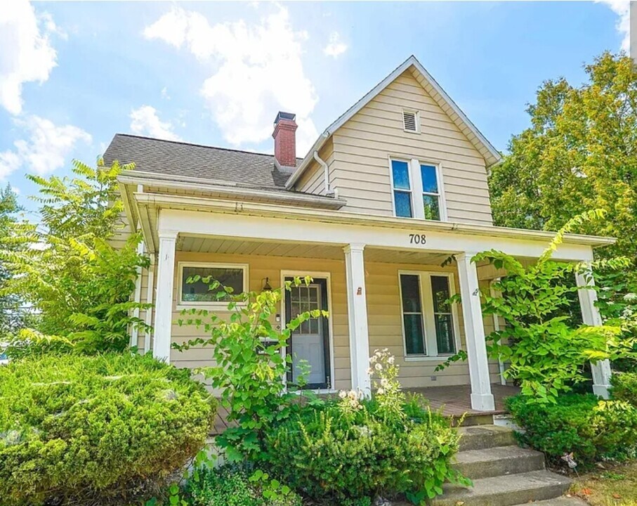 708 E Center St in Warsaw, IN - Foto de edificio