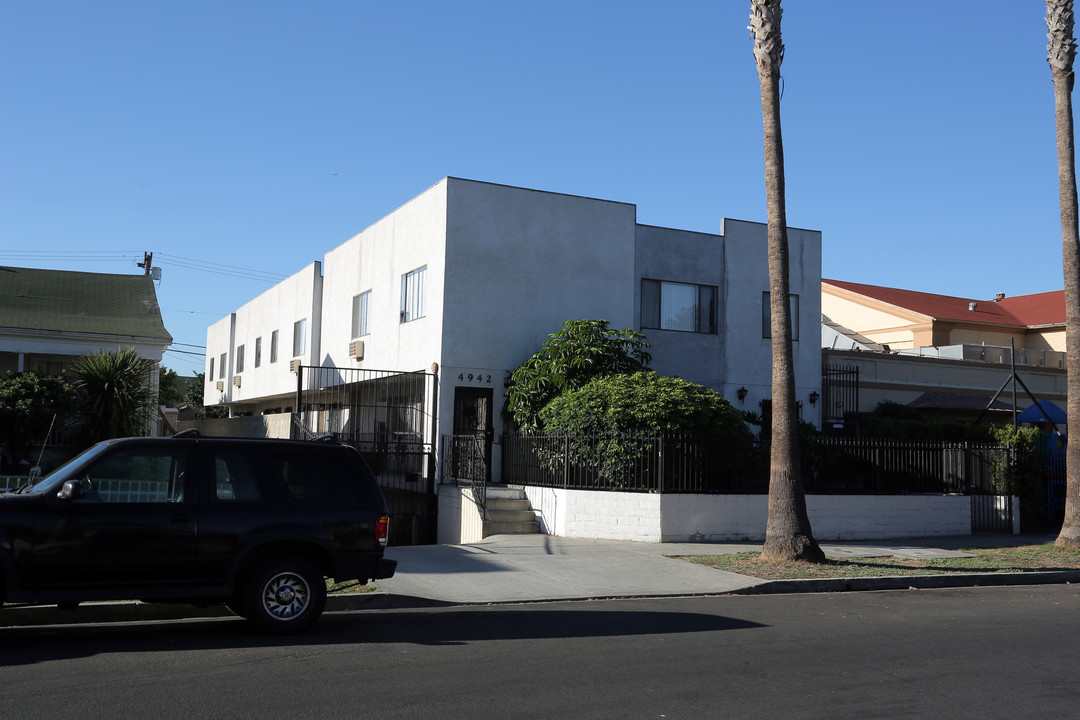 4942 Maplewood Ave in Los Angeles, CA - Foto de edificio