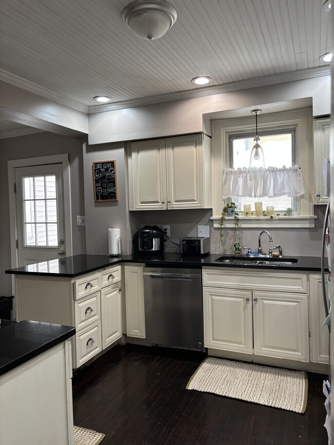 527 Grove St in Greensburg, PA - Building Photo - Building Photo