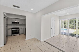 7001 NW 15th St in Plantation, FL - Building Photo - Building Photo