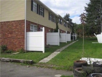 7562 Butler St in North Huntingdon, PA - Foto de edificio