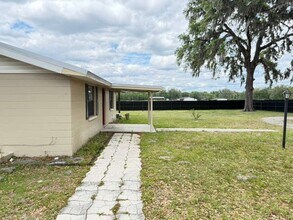 4235 Ryals Rd in Zephyrhills, FL - Foto de edificio - Building Photo