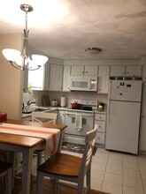 1105 Lexington St, Unit 001 in Waltham, MA - Building Photo - Building Photo