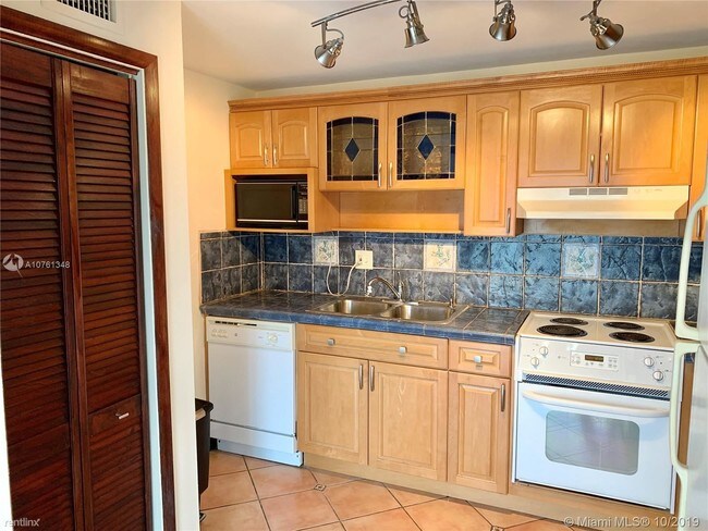 5838 SW 74th Terrace-Unit -Apt 304 in South Miami, FL - Building Photo - Building Photo