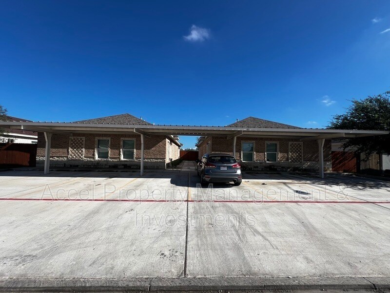 1327 W Garfield Ave in Alton, TX - Building Photo