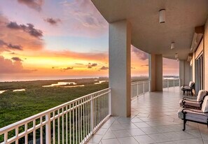 1001 Arbor Lake Dr in Naples, FL - Building Photo