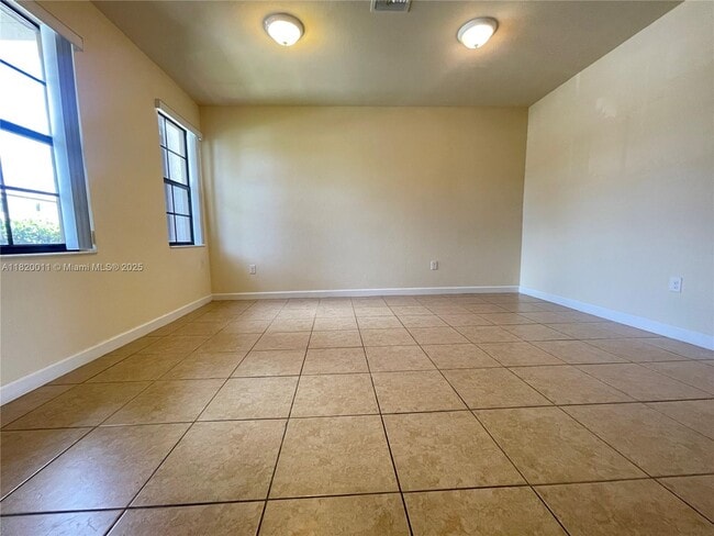 548 SE 32nd Ave in Homestead, FL - Building Photo - Building Photo