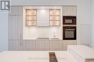 11 Yorkville Ave in Toronto, ON - Building Photo