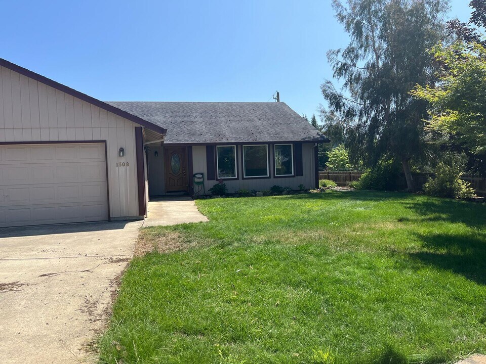 1308 Lisa Way in Myrtle Creek, OR - Building Photo