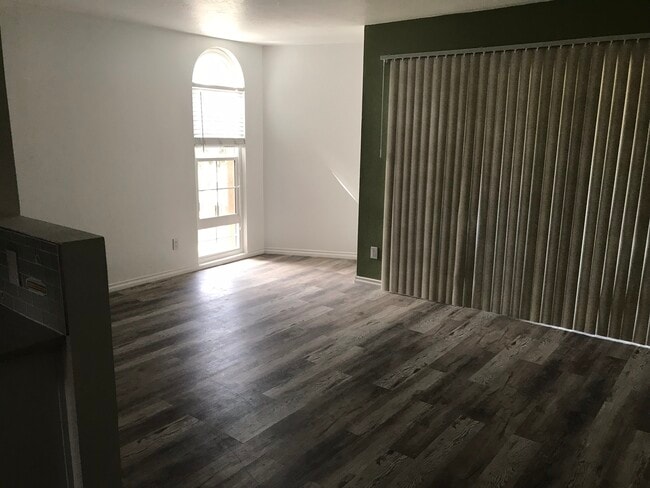 5051 La Jolla Blvd, Unit 5051- La Jolla Blvd. #301 in San Diego, CA - Building Photo - Building Photo