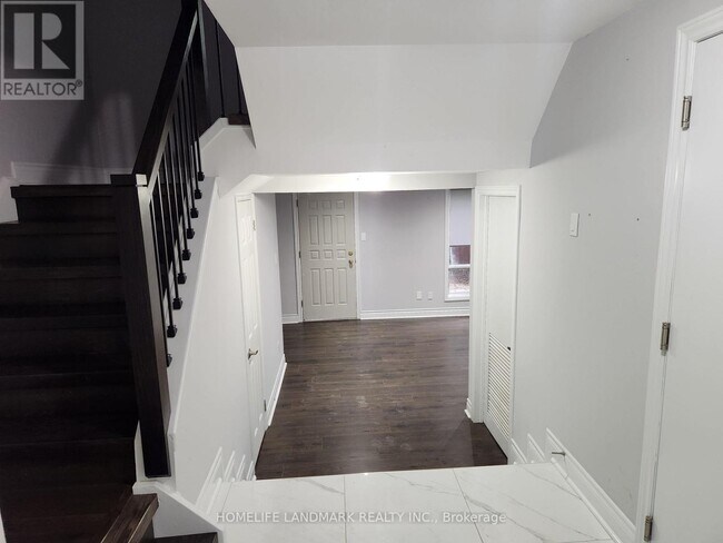 7 Poplar Crescent in Aurora, ON - Building Photo - Building Photo