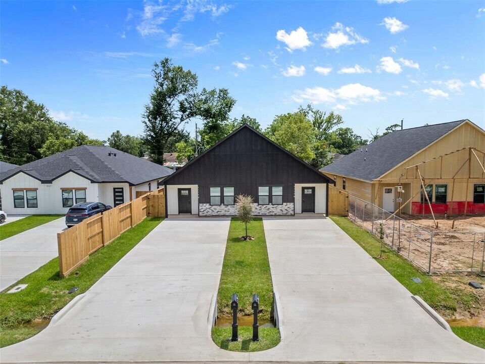 9110 Everglade Dr in Houston, TX - Building Photo