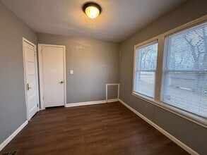 204 N Crescent Ave in Independence, MO - Building Photo - Building Photo