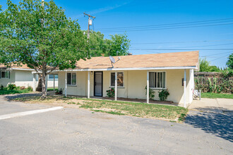 Camellia Court Village in Sacramento, CA - Foto de edificio - Building Photo