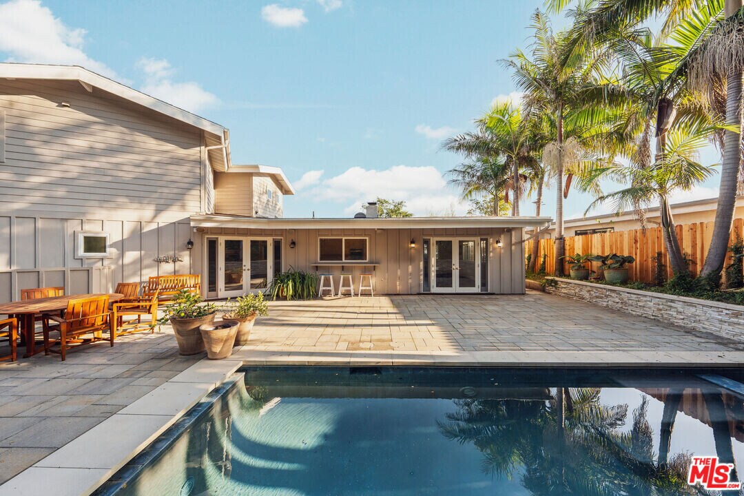 16907 Dulce Ynez Ln in Los Angeles, CA - Building Photo