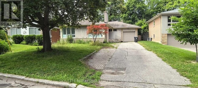 property at 34 Ravenscroft Cir