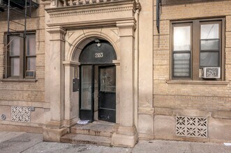 203 17th Street in Brooklyn, NY - Foto de edificio - Building Photo