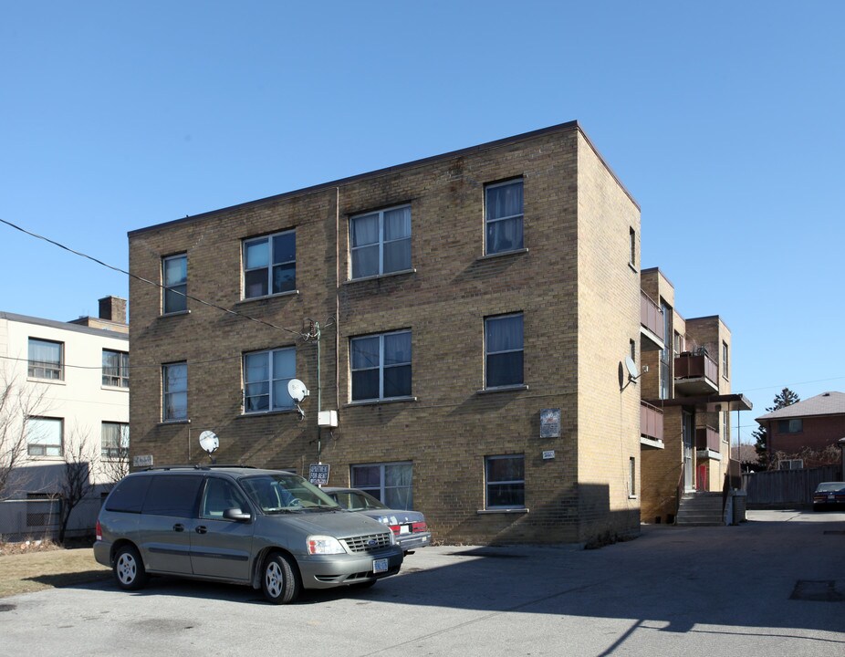 2625 Keele St in Toronto, ON - Building Photo