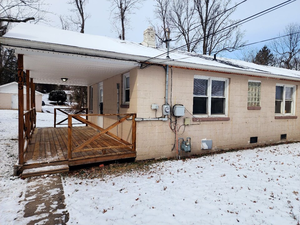 705 Topeka Ave in Westover, WV - Foto de edificio