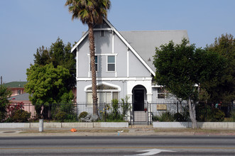 11111 Prairie Ave in Inglewood, CA - Building Photo - Building Photo