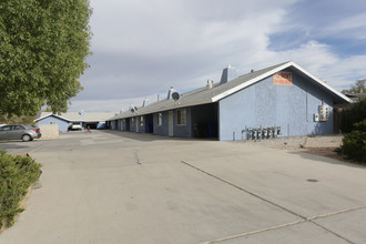 13361 Navajo Rd in Apple Valley, CA - Building Photo - Primary Photo