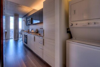 745 W Division St, Unit 1509 in Chicago, IL - Building Photo - Building Photo