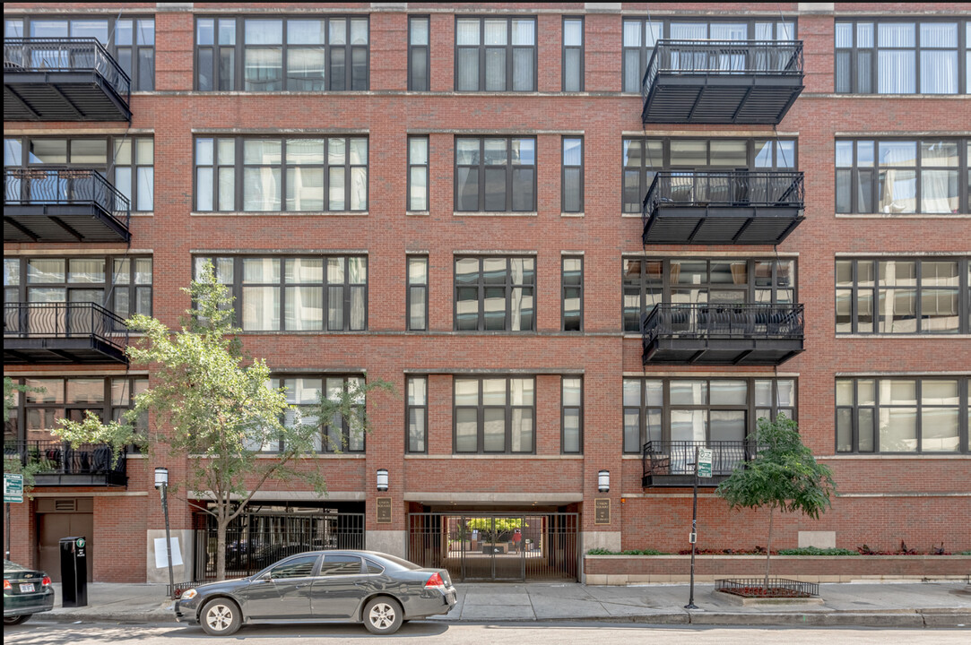 333 W Hubbard St, Unit 618 in Chicago, IL - Building Photo