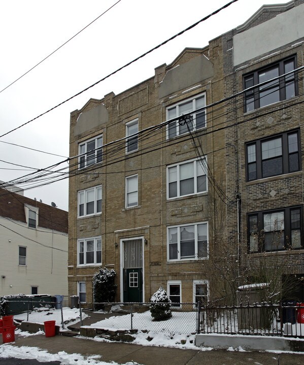 9 Oak St in Weehawken, NJ - Building Photo