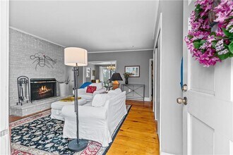 46 Chastellux Ave in Newport, RI - Building Photo - Building Photo