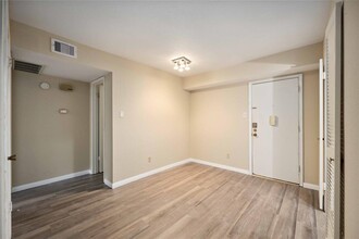 4647 Wild Indigo St in Houston, TX - Foto de edificio - Building Photo