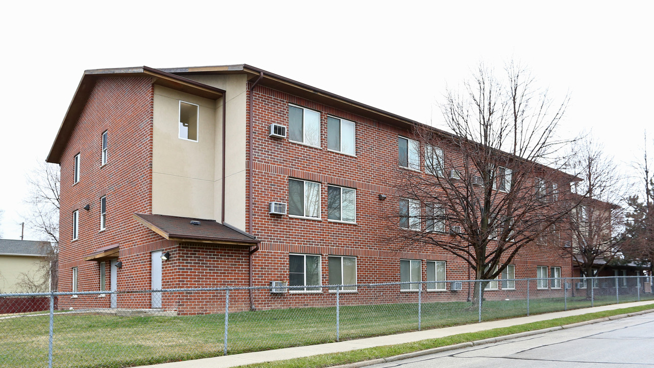 St. Paul Gardens Apartments in Racine, WI - Building Photo