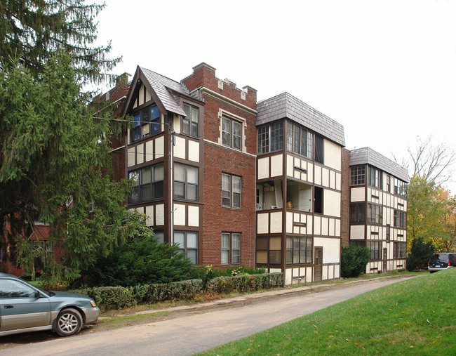 Canterbury Apartments in West Hartford, CT - Foto de edificio - Building Photo