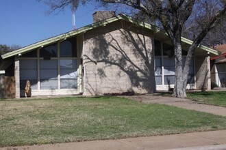 Lourdes Place in Dallas, TX - Foto de edificio - Building Photo