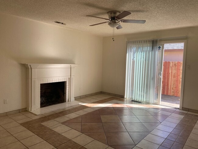 211 W Camron Ave in Tulare, CA - Building Photo - Building Photo