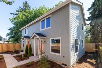 8516 NE Hassalo St-Unit -Unit A in Portland, OR - Building Photo - Building Photo