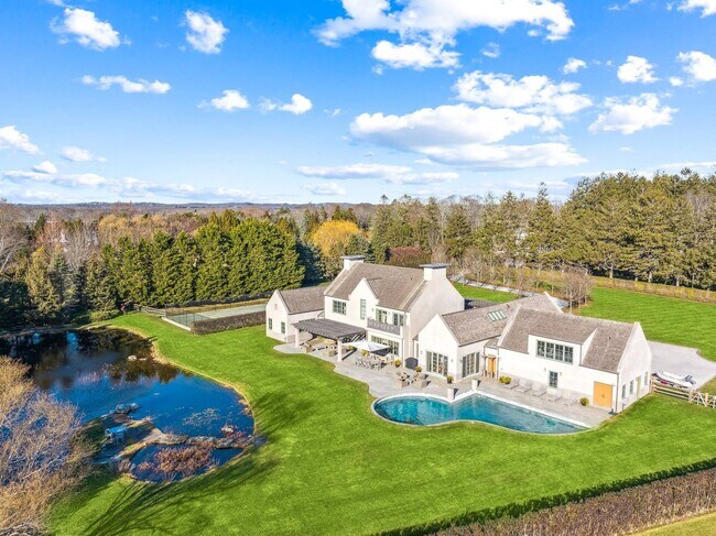 110 Rose Hill Rd in Water Mill, NY - Foto de edificio - Building Photo