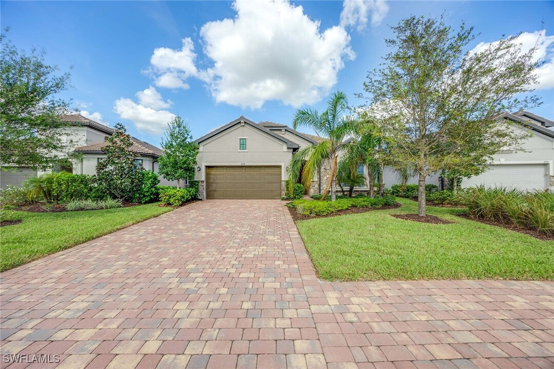 2754 Aviamar Cir in Naples, FL - Foto de edificio