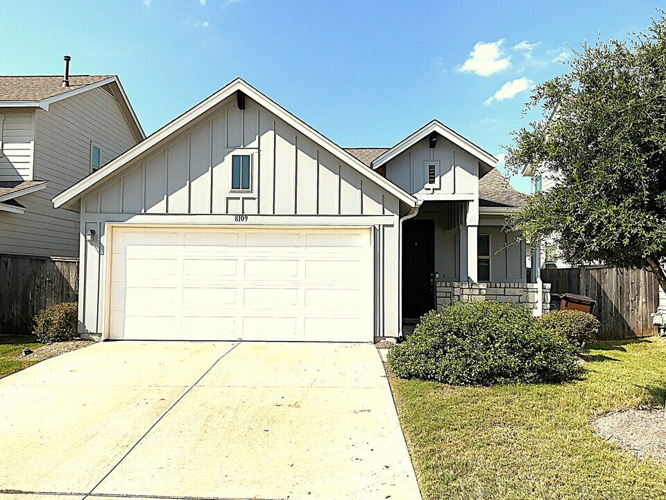8109 Cottage Rose Dr in Austin, TX - Building Photo